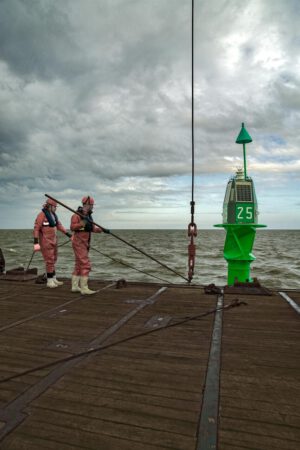 kuestenschschutz-schiff-neuwerk-seezeichen Einholen eines Seezeichens