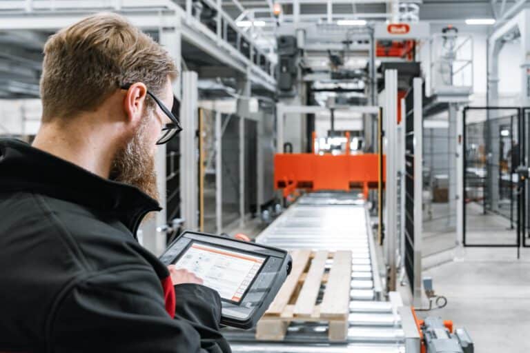 lager-steuerung-mitarbeiter Mitarbeiter steuert eine Anlage im Lager – Logistikfotografie von Erik Krüger.