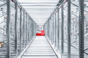 Shuttle-regallager Shuttle im Regallager – Logistikfotografie von Erik Krüger.