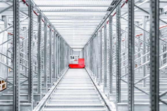 Shuttle im Regallager – Logistikfotografie von Erik Krüger.