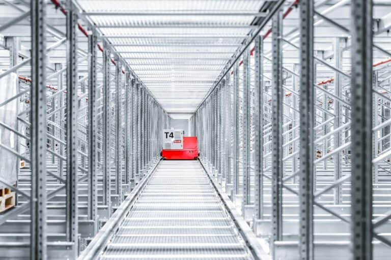 Shuttle-regallager Shuttle im Regallager – Logistikfotografie von Erik Krüger.