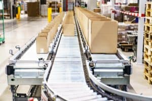 Automatisiertes Laufband – Logistik Fotografie Hamburg Logistik Fotografie – automatisiertes Laufband in moderner Lagerhalle, effiziente Fördertechnik für Materialfluss und Intralogistik