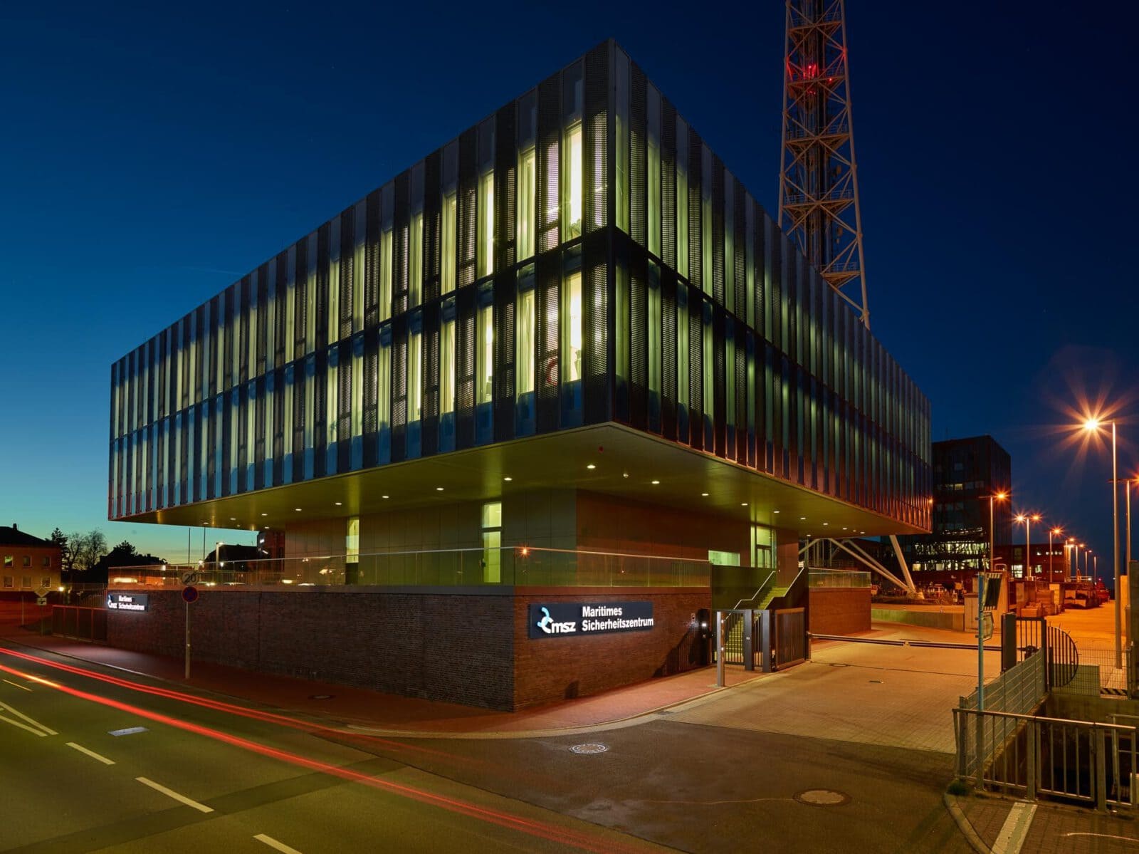 Nachtaufnahme Maritimes Sicherheitszentrum Cuxhaven – Außenansicht