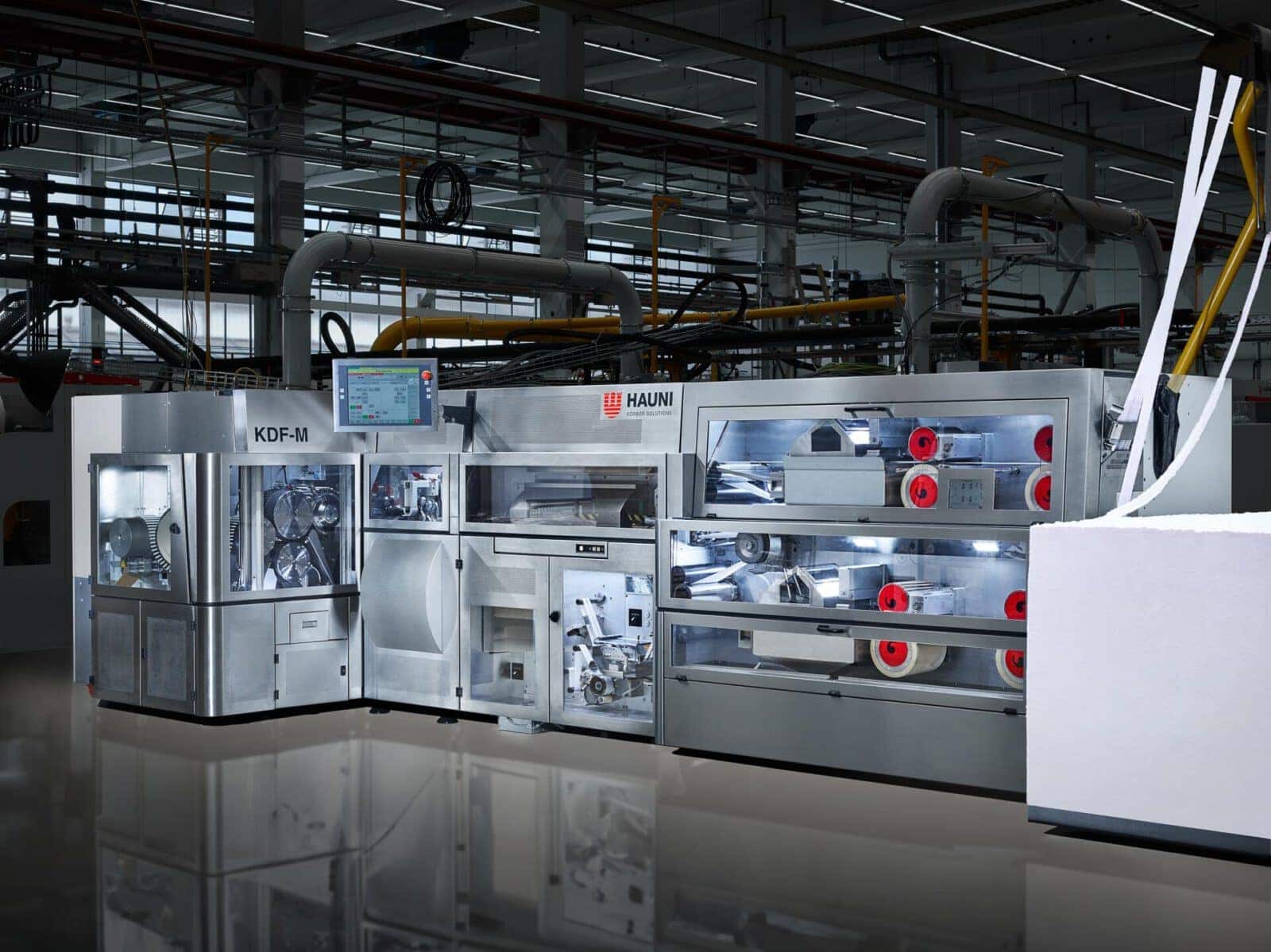 maschine-zigarettenproduktion-gesamtansicht Professionelles Industriefoto einer Anlage zur Produktion von Zigaretten.
