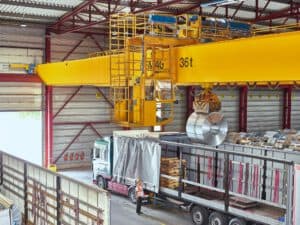 Metalllager Beladung – Industriefotografie Logistik Lagerarbeiter belädt Metalllager mit Gabelstapler – Industriefotografie Logistik