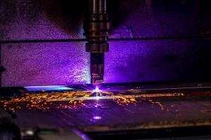 Industriefotografie Laser schneidet Metallplatte