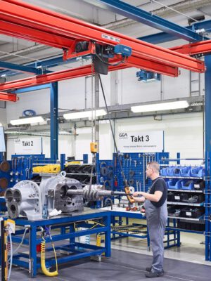 Anlagenbau Fotografie Hamburg Produktion von Maschinen – Arbeiter montiert eine Welle