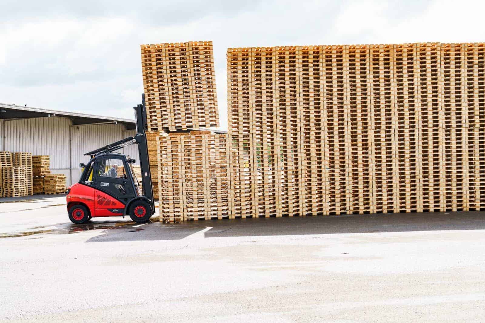 Gabelstapler lagert Paletten im Logistikzentrum – von Erik Krüger.