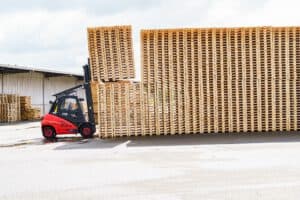 Palettenlager mit Gabelstapler Gabelstapler lagert Paletten im Logistikzentrum – von Erik Krüger.