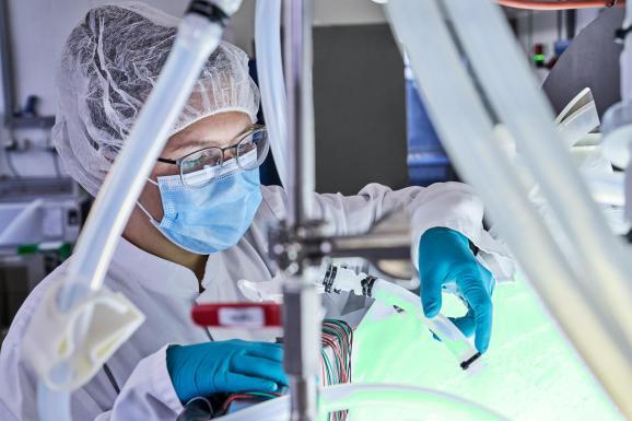 Prozesskontrolle Pharmaindustrie – präzise Laborfotografie Inspektion pharmazeutischer Produktionslinie – Prozesskontrolle im Labor