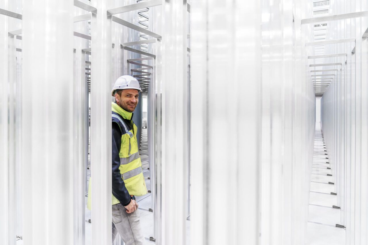 Portrait Ingenieur im Kleinteillager – authentische Industriefotografie