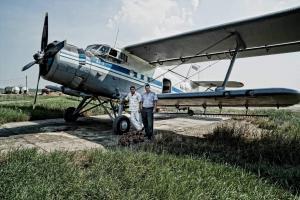 Piloten mit altem Flugzeug