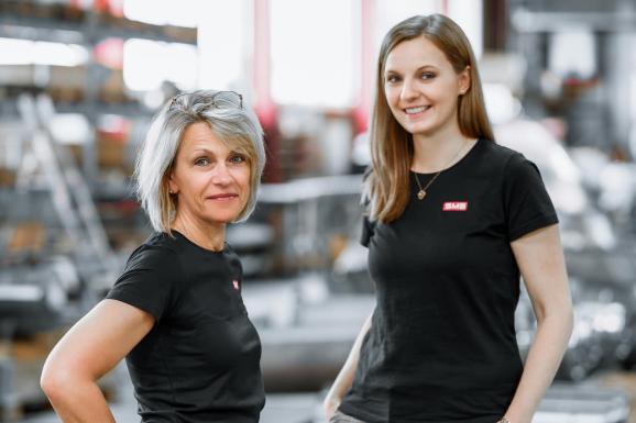 Businessfotografie Industrie – Mitarbeiterporträt in moderner Werkhalle, authentische Darstellung von Mensch und Technik im Produktionsumfeld