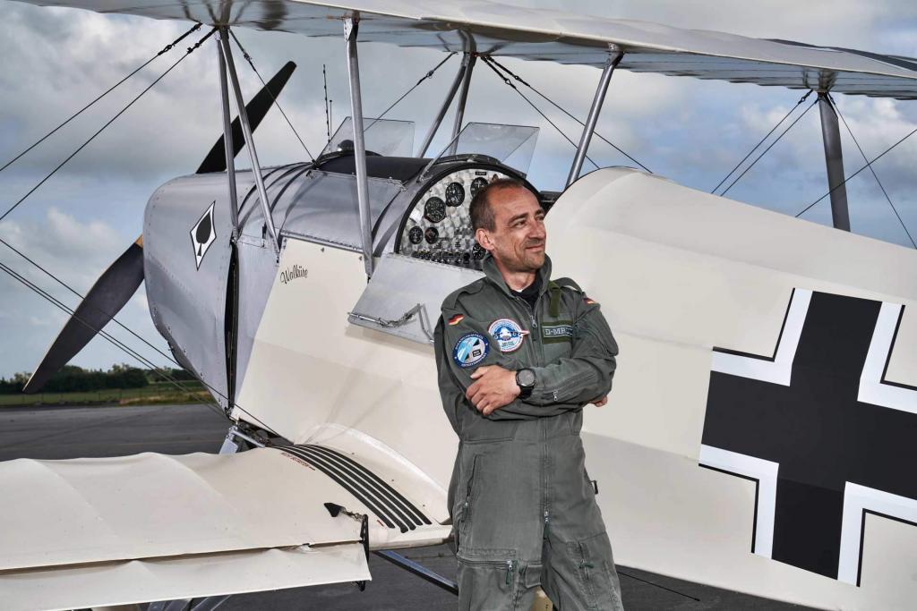 portraitfotografie doppeldecker pilot cockpit