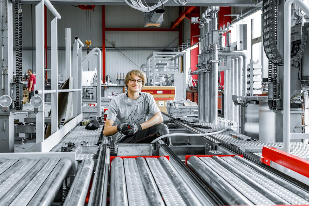 Anlagenbau Fotografie – moderne Produktionsanlage in Industriehalle, Darstellung industrieller Fertigungsprozesse und Produktionstechnik in Hamburg