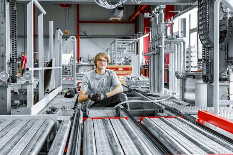 Produktionsanlage – Anlagenbau Fotografie Hamburg Anlagenbau Fotografie – moderne Produktionsanlage in Industriehalle, Darstellung industrieller Fertigungsprozesse und Produktionstechnik in Hamburg