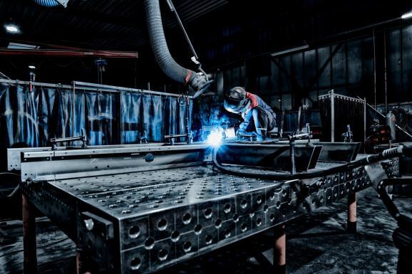 Industriefotografie in der Produktion -  Schweißarbeiten an einer Stahlkonstruktion