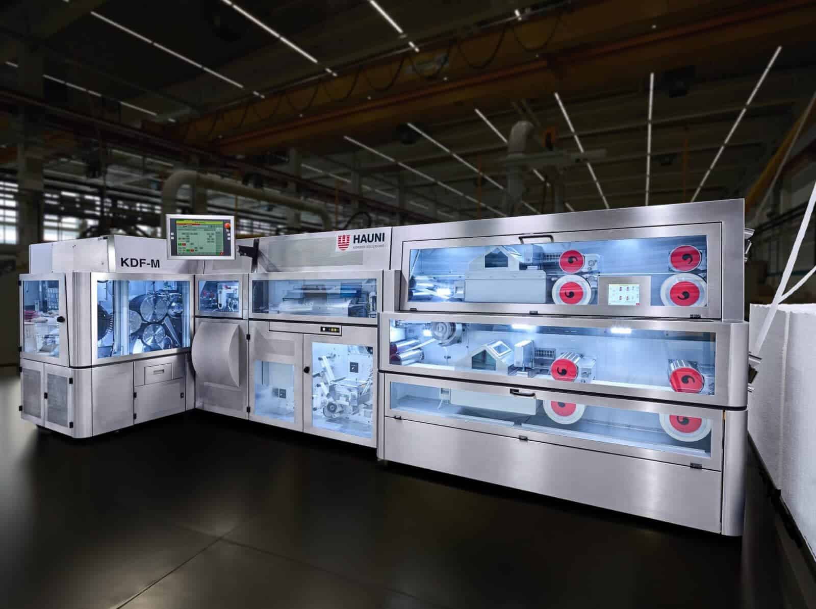 Maschine zur Zigarettenproduktion in einer Halle