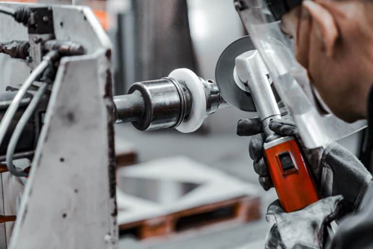 produktion-industrie-schleifen Metallverarbeitung Fotografie – Schleifprozess in moderner Produktionshalle