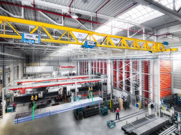 Produktionshalle – Stahlbau & Anlagenbau Fotografie Stahlbau & Anlagenbau – Fotografie einer modernen Produktionshalle mit großen Maschinen, Stahlträgern und technischer Infrastruktur