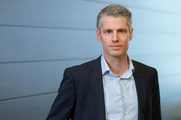 Professionelles Businessportrait eines Managers im Anzug, aufgenommen für Unternehmensfotografie in Hamburg, ideal für Corporate Kommunikation.