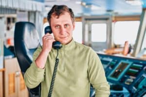 schiff-besatzung-3 Offizier auf der Brücke