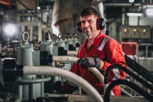 Schiffsmaschinist – technisches Besatzungsportrait Maschinist in Schiffsbetriebsraum – Industriefotografie Besatzung
