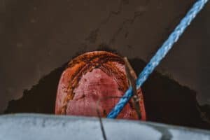 Schiff Bug mit Bulbous Bow – technische Fotografie Bulbous Bow eines Schiffes – stromlinienförmiger Bug in der Industriefotografie