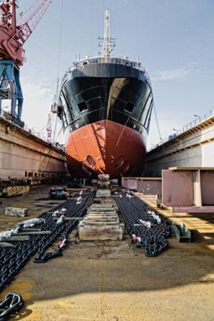 schiffbau-werft-ankerkette-bug