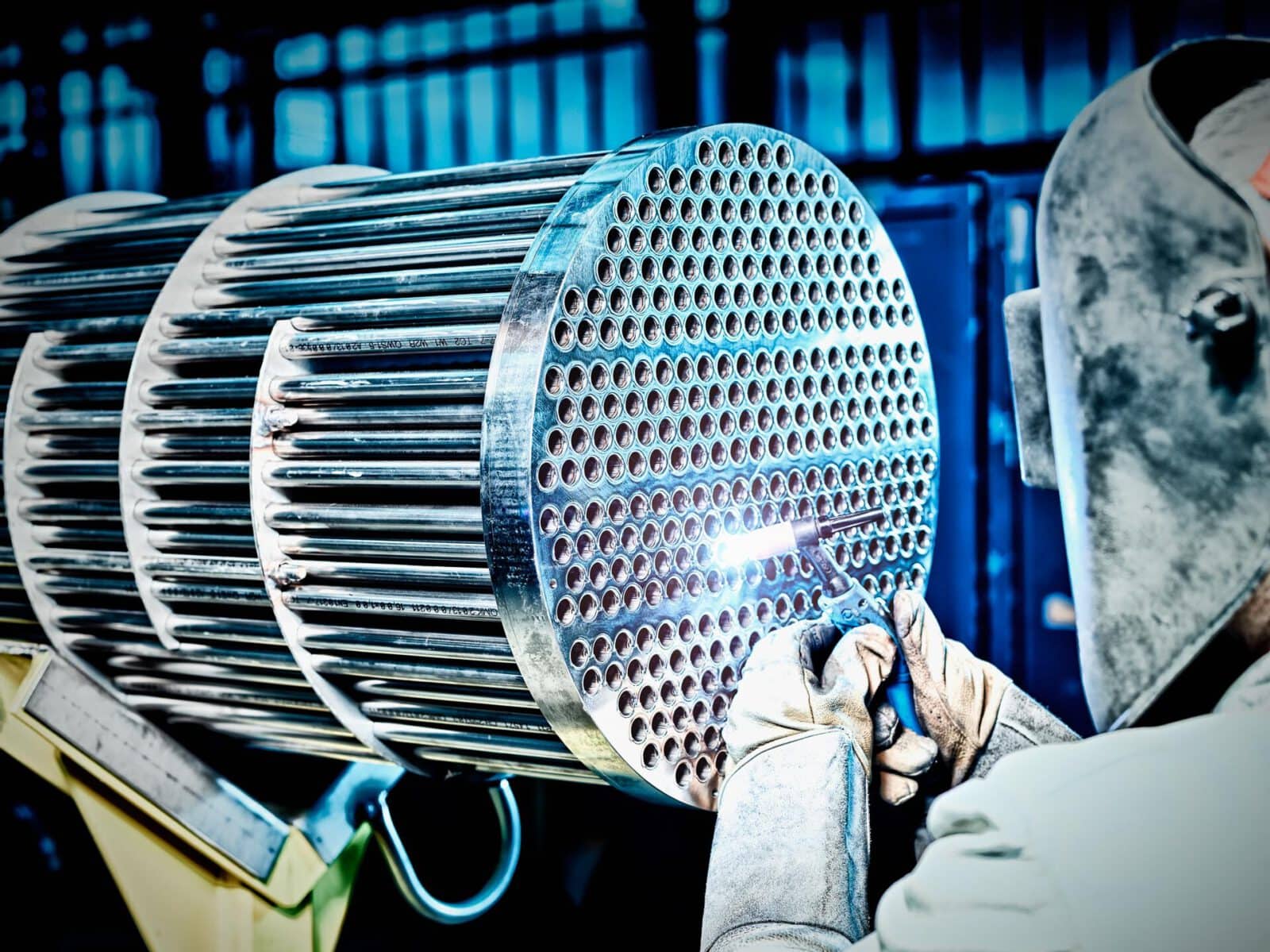 Schweißarbeiten an einem Edelstahl-Wärmetauscher: dem Schweißer über die Schulter geschaut