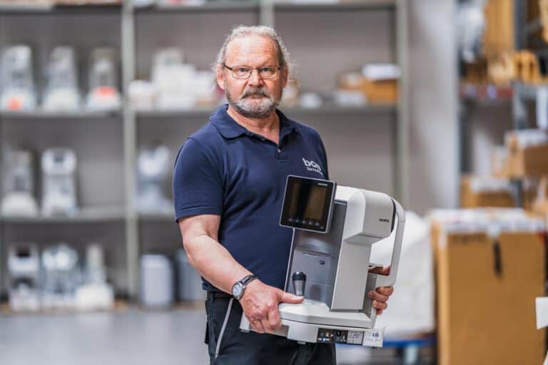 unternehmensdarstellung-fotografie-mitarbeiter-lager Corporate-Fotografie im Lager, ein Mitarbeiter trägt ein Produkt