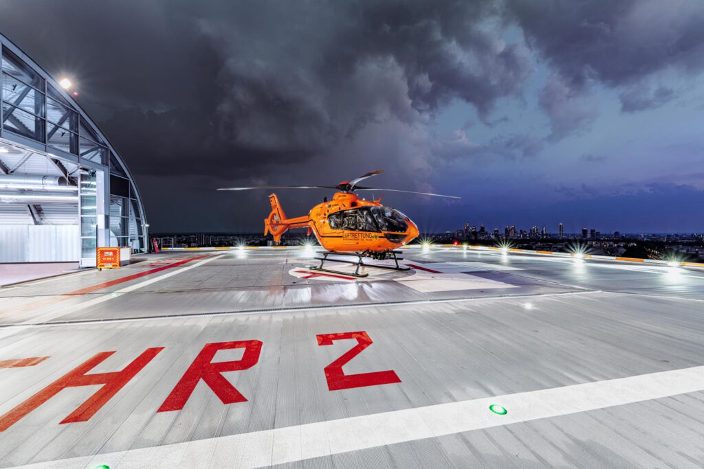 Hubschrauber neben Hangar vor der Frankfurter Skyline