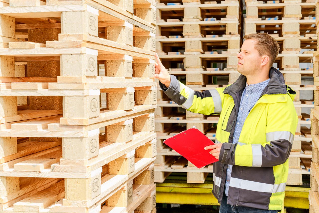 Mitarbeiter beim Palettenservice – Unternehmensfotografie von Erik Krüger.