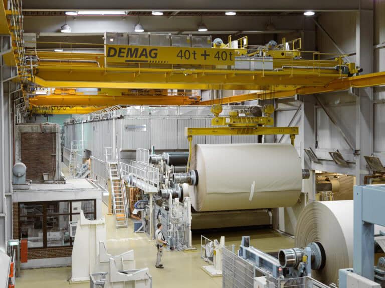 Papierwerk Varel Papierwerk Übersicht mit Papierrolle und Kran