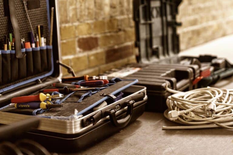 Industrielles Werkzeug Detailaufnahme Werkzeugkoffer auf einer Baustelle