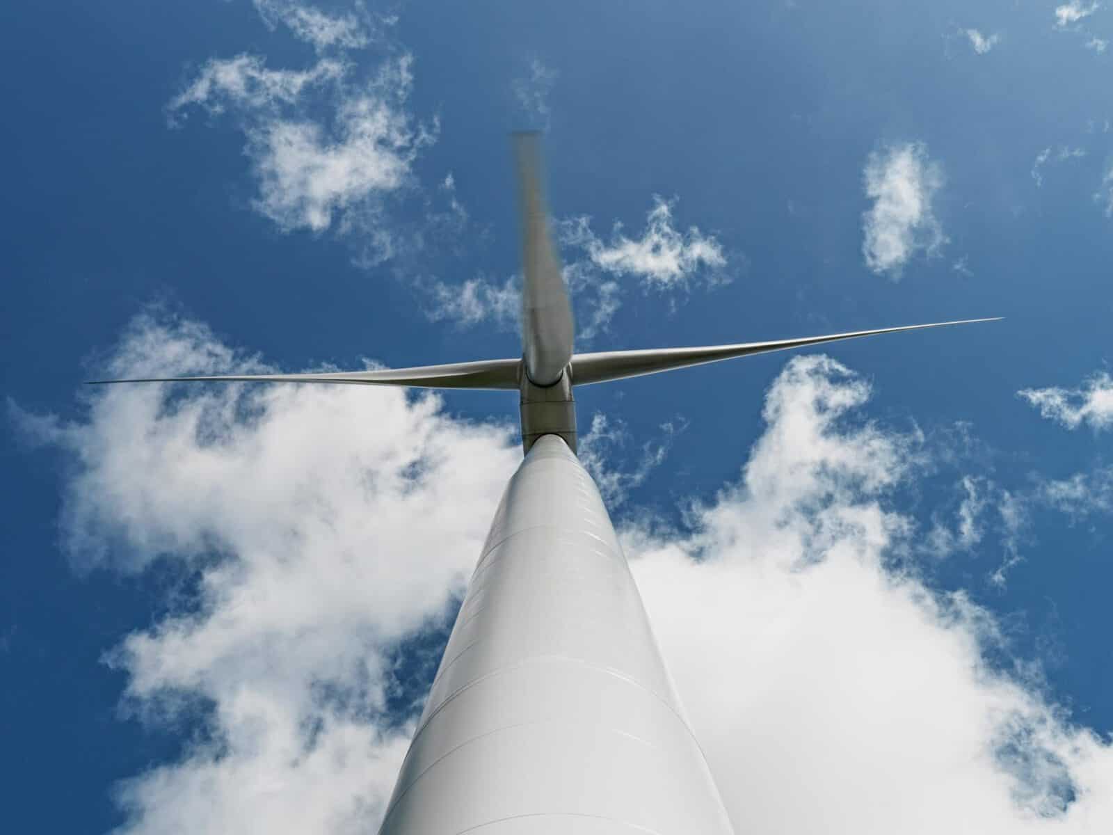 Windkraftanlagen Siemens vor blauem Himmel – Industriefotografie erneuerbarer Energie