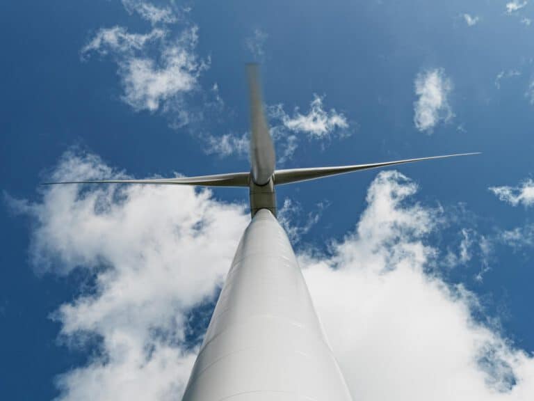Windkraftwerk – Industriefotografie mit klarem Blauhimmel Windkraftanlagen Siemens vor blauem Himmel – Industriefotografie erneuerbarer Energie