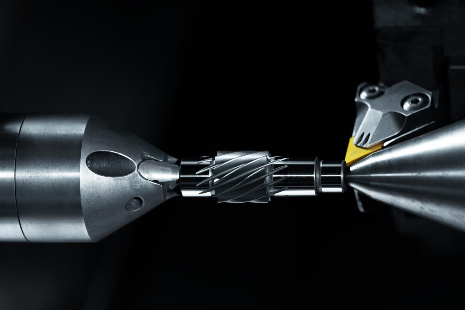 Verzahnung bei Zerspanung – Detailaufnahme von Zahnfräsen im Metall