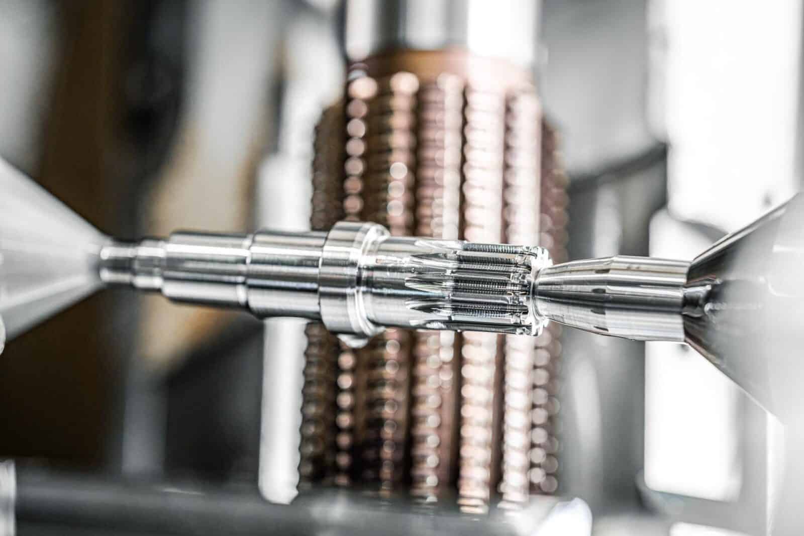 Zerspanungstechnik Fotografie – Detail, präzise Bearbeitung eines Zahnrads in moderner Produktion, Metallbau und industrielle Fertigung