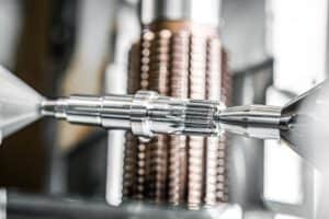 Zerspanungstechnik Fotografie – Detail, präzise Bearbeitung eines Zahnrads in moderner Produktion, Metallbau und industrielle Fertigung